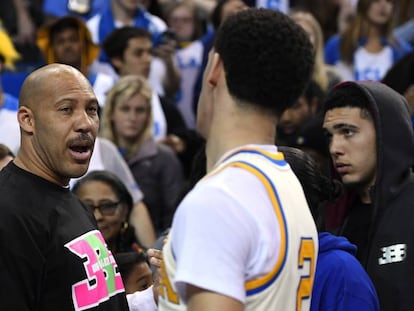 LaVar Ball saluda a su hijo, Lonzo Ball, jugador de UCLA.