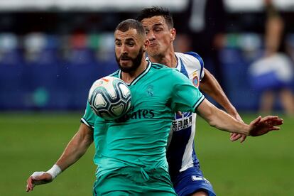 Benzema controla un balón ante Rosendo.