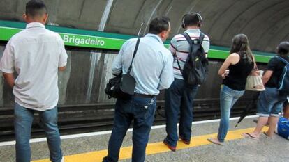 Passageiros esperam o metr&ocirc; na linha verde, em S&atilde;o Paulo.