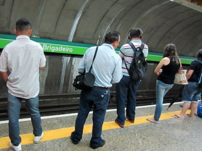 Passageiros esperam o metr&ocirc; na linha verde, em S&atilde;o Paulo.