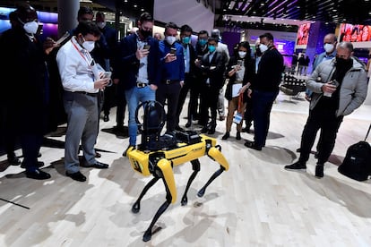 Los visitantes toman fotografías del perro robot SPOT de Boston Dynamics el día de la inauguración del MWC (Mobile World Congress) en Barcelona el 28 de febrero de 2022.