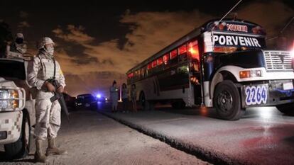 Un soldado vigila el sitio donde nueve personas fueron acribilladas en Ciudad Juárez.