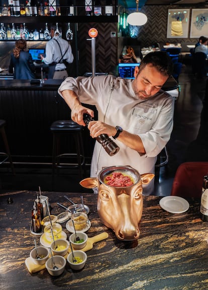Pablo Tomás prepara el 'steak tartar' del restaurante Sintonia. 