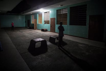 El hospital psiquiátrico más importante de Venezuela no atraviesa su mejor momento. La institución, fundada hace 126 años, se ha convertido en un "hacinamiento de humanos", en palabras de las enfermeras que diariamente se enfrentan a deplorables condiciones de trabajo. El Hospital Psiquiátrico de Caracas se derrumba en medio de la escasez de medicamentos, de servicios básicos como la luz y el silencio de las voces gubernamentales por conseguir una solución a la crisis de sanidad pública. En la imagen, dos pacientes en la institución ubicada en Lídice, Caracas (Venezuela).