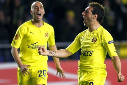 Cazorla celebra su tanto, el primero del Villarreal, ante Borja Valero.