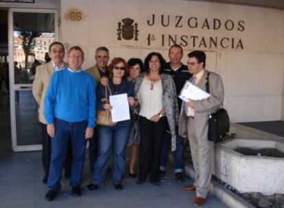 Los seis ciudadanos que demandaron a Cospedal por acusar al Gobierno de ordenar escuchas a ilegales a miembros del PP.
