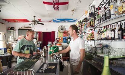 Ingleses en el Jack`s bar, ubicado en la urbanizacion La Marina, San Fulgencio, Alicante.