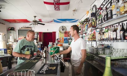 Ingleses en el Jack`s bar, ubicado en la urbanizacion La Marina, San Fulgencio, Alicante.