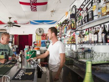 Ingleses en el Jack`s bar, ubicado en la urbanizacion La Marina, San Fulgencio, Alicante.