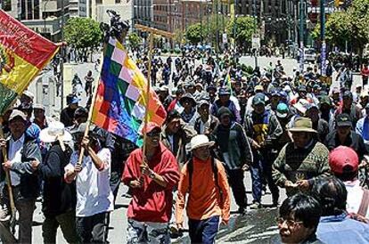 Estudiantes y trabajadores se manifiestan contra la exportación de gas en La Paz el 14 de octubre.

)