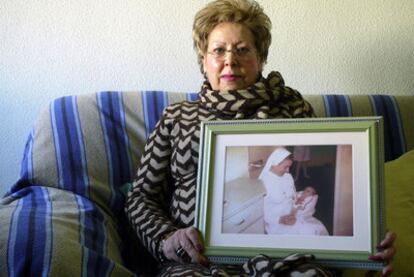 Dolores Chumillas muestra la única foto que tiene de su hija.