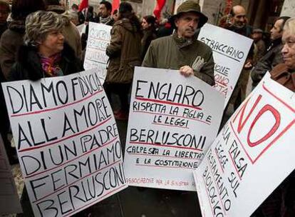 Varios manifestantes protestan en Roma contra la política de Berlusconi.