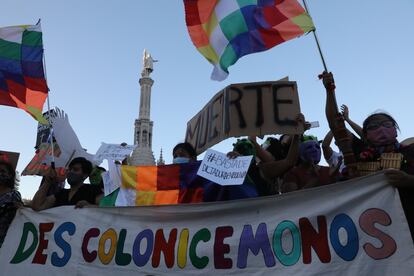 Varios colectivos antirracistas se manifiestan frente a la estatua de Colón, en Madrid.