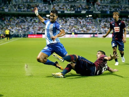 Rosales, del M&aacute;laga, pugna con Jos&eacute; Angel, zaguero del Eibar, durante el partido que les enfrent&oacute; en la primera jornada de liga