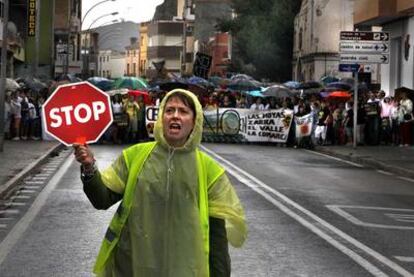 Vecinos del valle de Ayora, durante la manifestación de ayer para protestar contra la instalación de un silo nuclear en la zona.