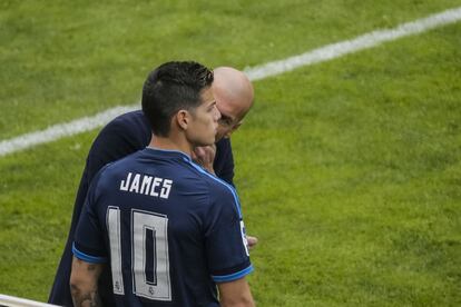 Zidane se acerca a James minutos antes del cambio para darle mimos e instrucciones. El colombiano sólo jugó los últimos 15 minutos. 