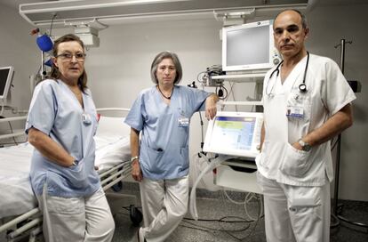 COORDINACIÓN EN EL HOSPITAL. De izquierda a derecha, miembros del equipo que coordina trasplantes en el Puerta del Hierro: María José Segade, Fátima Dávila y Juan José Rubio.