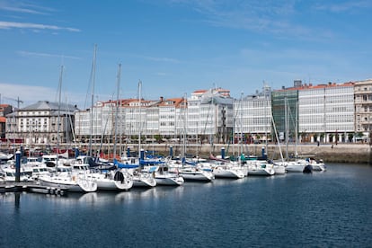 Edificios de viviendas frente al puerto de A Coruña, en una imagen remitida por la autoridad portuaria. 