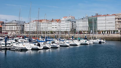 Edificios de viviendas frente al puerto de A Coruña, en una imagen remitida por la autoridad portuaria.