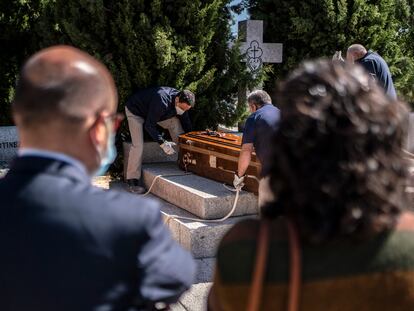 Entierro de una persona fallecida por covid en el cementerio de La Almudena de Madrid.