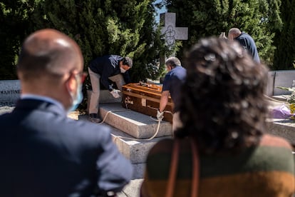 Entierro de una persona fallecida por covid en el cementerio de La Almudena de Madrid.