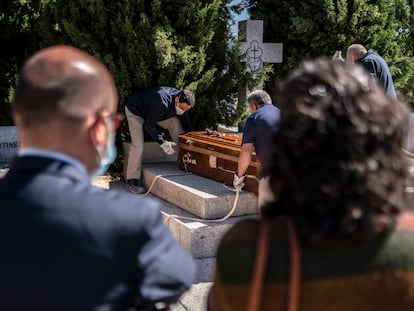 Entierro de una persona fallecida por covid en el cementerio de La Almudena de Madrid.