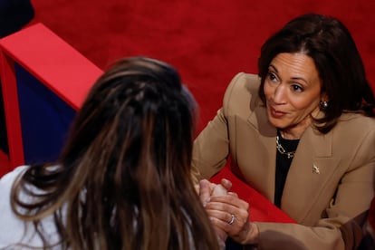 Kamala Harris se acerca a una votante para contestar durante el foro de Univisión.