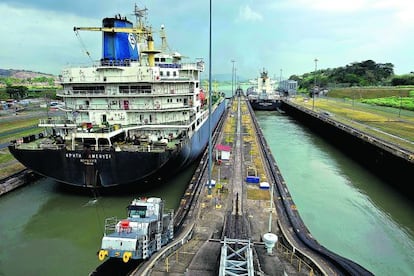 Dos embarcaciones entran en el canal de Panamá, cuya ampliación se ha convertido en una de las mayores obras de infraestructura de Latinoamérica.