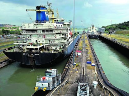 Dos embarcaciones entran en el canal de Panamá, cuya ampliación se ha convertido en una de las mayores obras de infraestructura de Latinoamérica.