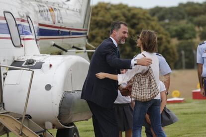 La Reina recibe al Rey a pie de helicóptero tras el viaje de don Felipe a Akisgrán (Alemania) el pasado mayo.