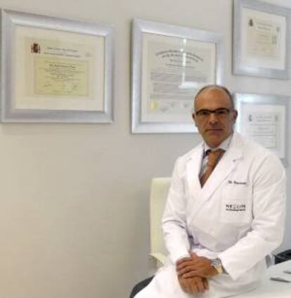 El doctor Ángel Durántez, titulado en Estados Unidos en Age Management Medicine (AMM), que está especializado en el tratamiento de medición de los telómeros, una nueva técnica médica que aborda de una manera integral y científica el envejecimiento, restableciendo el balance metabólico y endocrino para prevenir las enfermedades relacionadas con la edad.