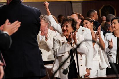 Las congresistas Nita Lowey, Alexandria Ocasio-Cortez y otros miembros de la Cámara secundan el aplauso promovido por la presidenta de la Cámara de Representantes, Nancy Pelosi.