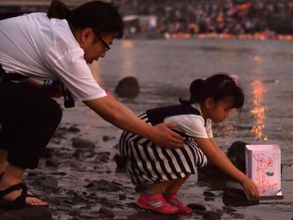 Un padre y su hija comemoran el 70 aniversario del ataque at&oacute;mico sobre Hiroshima (Jap&oacute;n), el 6 de agosto de 2015. 