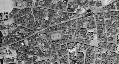 La Plaza Mayor de Madrid en una fotografía de 1943.
