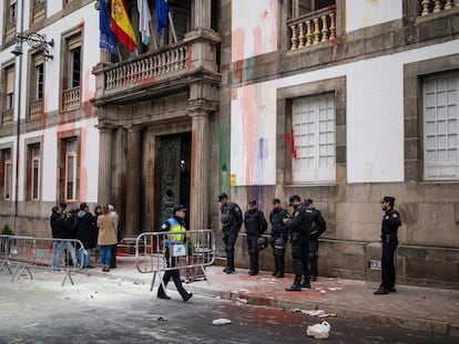 Varios agentes de policía custodian el acceso de la Diputación de Ourense tras la protesta de los bomberos este lunes, en Ourense (Galicia).