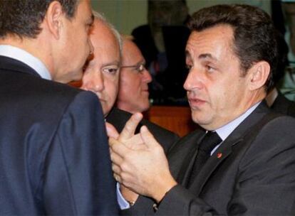 El presidente francés charla con su homólogo español, José Luis Rodríguez Zapatero, en presencia de Miguel Ángel Moratinos.