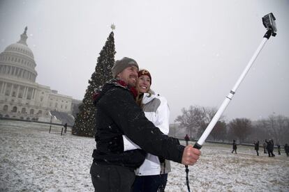 Una pareja se hace fotos en Washington.