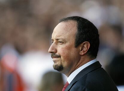 Rafa Benítez, con gesto serio durante el partido.
