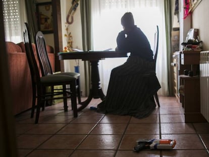 Una víctima de la pobreza energética, en su casa en Madrid.
