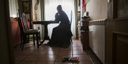 Una víctima de la pobreza energética, en su casa en Madrid.