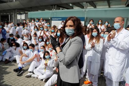 La presidenta de la Comunidad de Madrid, Isabel Díaz Ayuso (d), asiste al acto de cierre del hospital de campaña del recinto ferial de Ifema.