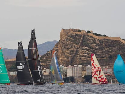 Barcos de la Volvo Ocean Race frente a la ciudad de Alicante en una imagen de archivo.