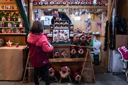 Una niña en una parada de la Fira de Santa Llúcia con los tradicionales 'cagatió'.