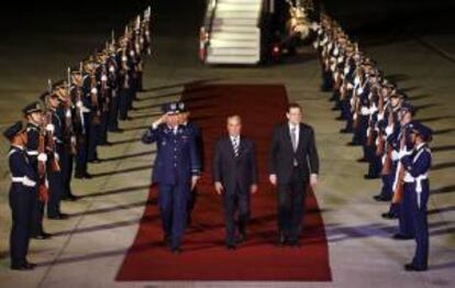 El presidente del Gobierno español, Mariano Rajoy (d), a su llegada al Aeropuerto Internacional de Santiago de Chile, donde participará en la primera Cumbre Comunidad de Estados Latinoamericanos y del Caribe (CELAC) y la Unión Europea (UE) los días 26 y 27 de enero.