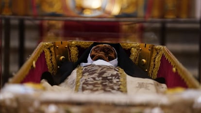 Cuerpo de Santa Teresa de Jesús expuesto en una urna en la Basílica de la Anunciación de Nuestra Señora del Carmen en Alba de Tormes (Salamanca).
MANUEL LAYA - EUROPA PRESS
11/05/2025
