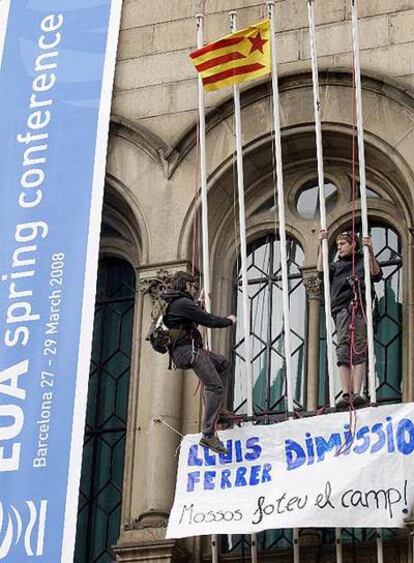 Dos estudiantes se han colgado de la fachada de la Universidad de Barcelona para protestar contra el preceso de reforma de Bolonia.
