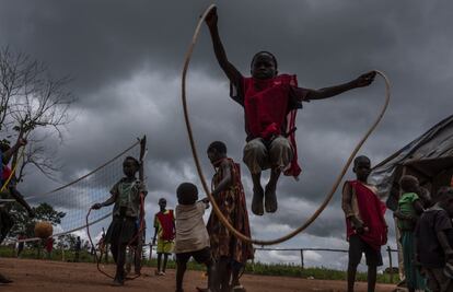 As crianças que precisam urgentemente de ajuda humanitária são um milhão e meio, 300.000 a mais do que em 2016. Apesar desse aumento, o financiamento e a atenção internacional não cresceram em paralelo. No final de outubro, o Fundo das Nações Unidas para a Infância só havia conseguido cobrir 44% dos 49,7 milhões de euros de seu apelo para o financiamento de 2018. Na foto, crianças internamente deslocadas no campo de Sangaris em Bambari. Esse campo foi criado em torno do de um antigo posto militar francês em resposta à crise iniciada em dezembro de 2013.