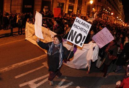 Más de mil mujeres de todas las edades y algunos hombres se concentraron, el 8 de marzo de 2010, en la plaza de Jacinto Benavente de Madrid. La crisis, acompañante permanente e indeseada, también se coló en la manifestación. “Con esta situación económica la prioridad es acabar con la brecha salarial que nos separa de los hombres y conseguir la igualdad laboral”, reclamaba Josefa Pérez-Grueso, una sexagenaria veterana del movimiento feminista.