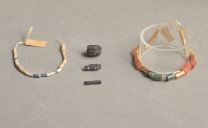 Cuentas de collar hechas de hierro de meteorito, de hace 5.000 a&ntilde;os y descubiertas en Egipto, junto con las piezas de lapisl&aacute;zuli, &aacute;gata y oro con las que estaban originalmente engarzadas.