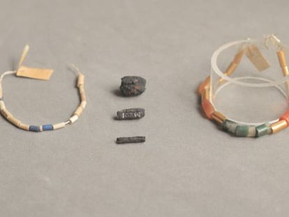 Cuentas de collar hechas de hierro de meteorito, de hace 5.000 a&ntilde;os y descubiertas en Egipto, junto con las piezas de lapisl&aacute;zuli, &aacute;gata y oro con las que estaban originalmente engarzadas.